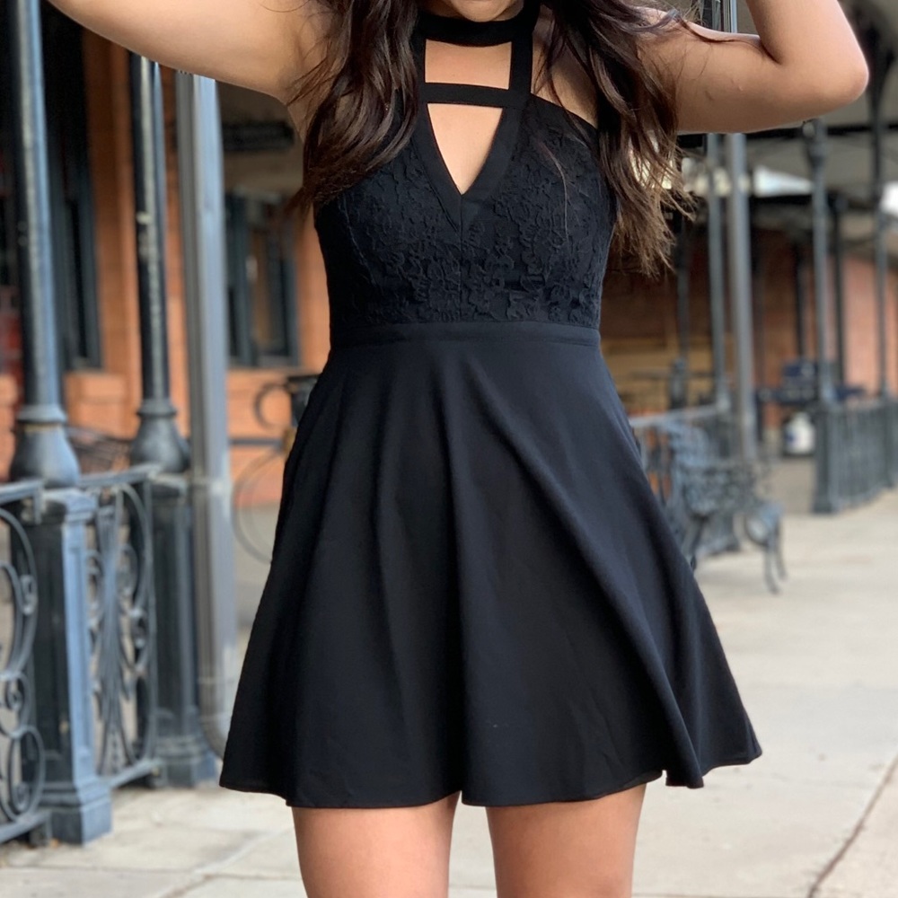 Lulu’s black dress